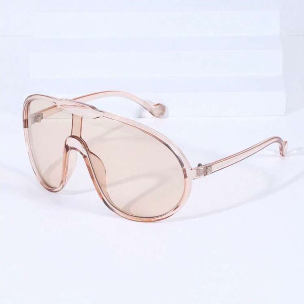 Oversized sunglasses 😎 - Picture 1 of 1